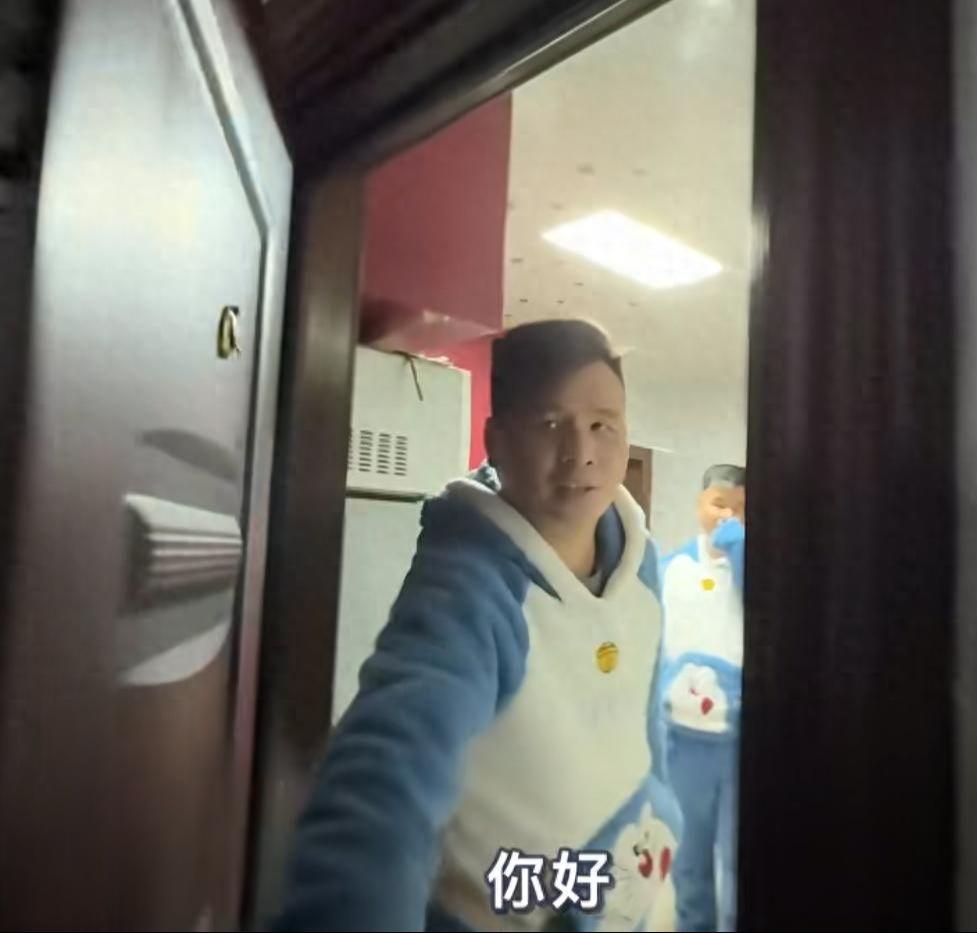 开云-上海40岁双胞胎兄弟，同居30年不结婚，哥哥扮演老公 弟弟是老婆